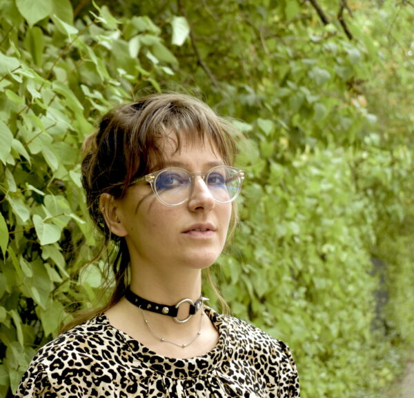Spike choker with green background